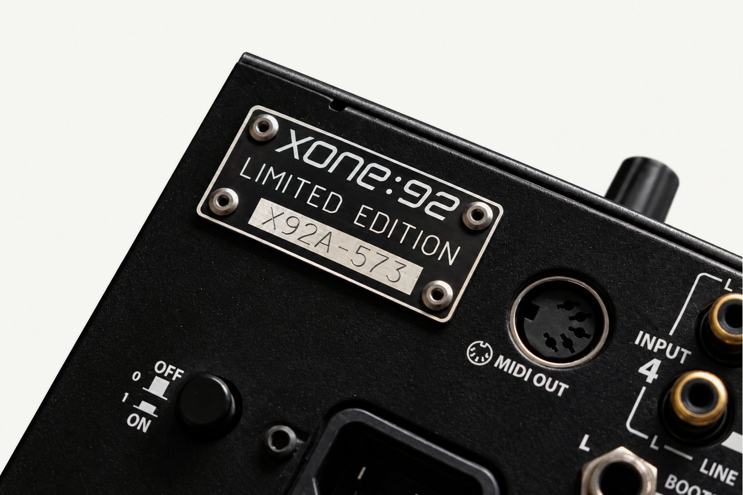 Placa conmemorativa Xone:92 Limited Edition con el número X92A-573, en el panel trasero junto a la salida MIDI