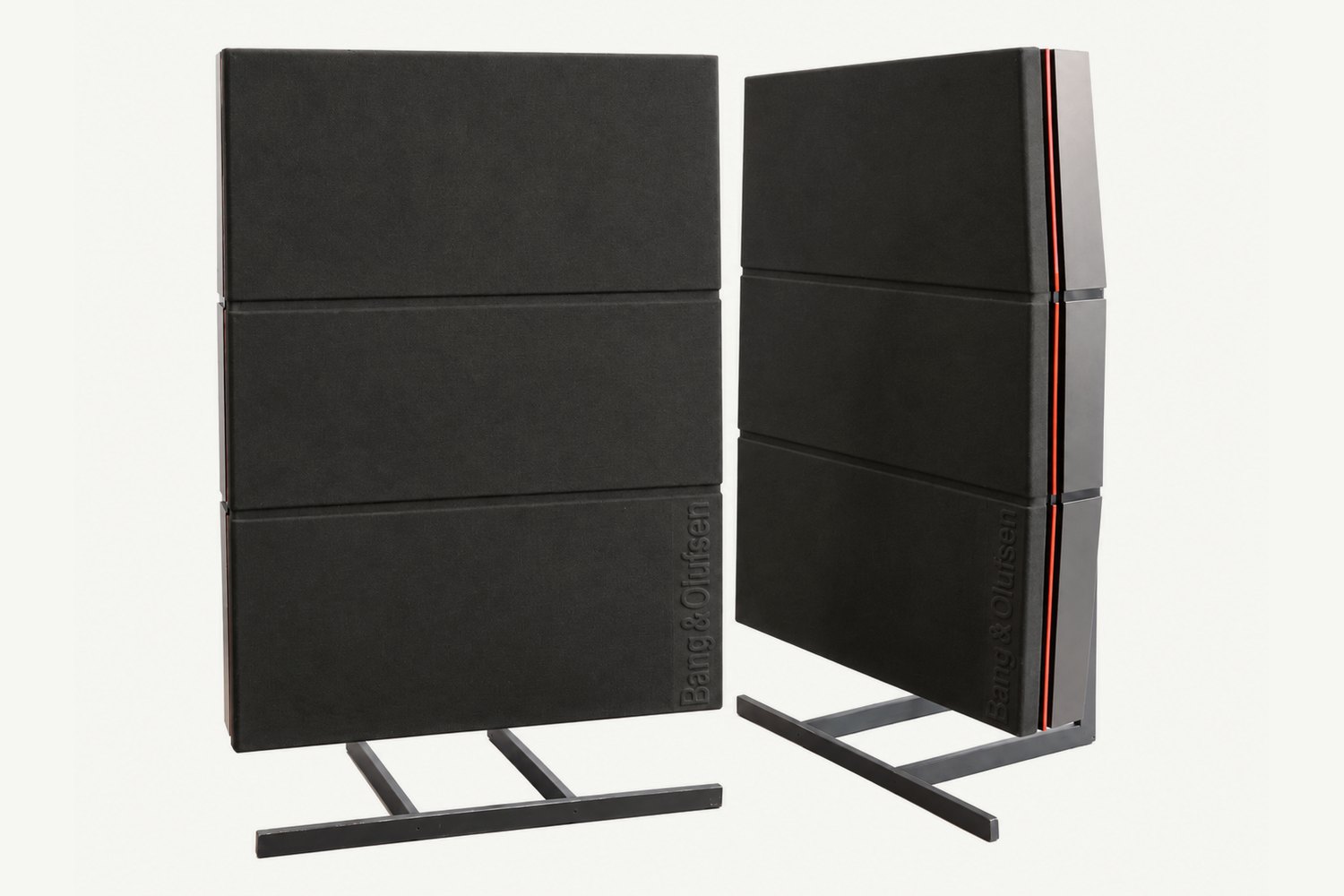 Pareja de Bang & Olufsen Beovox RL 140 sobre sus soportes, uno de ellos de perfil mostrando las cintas rojas Redline