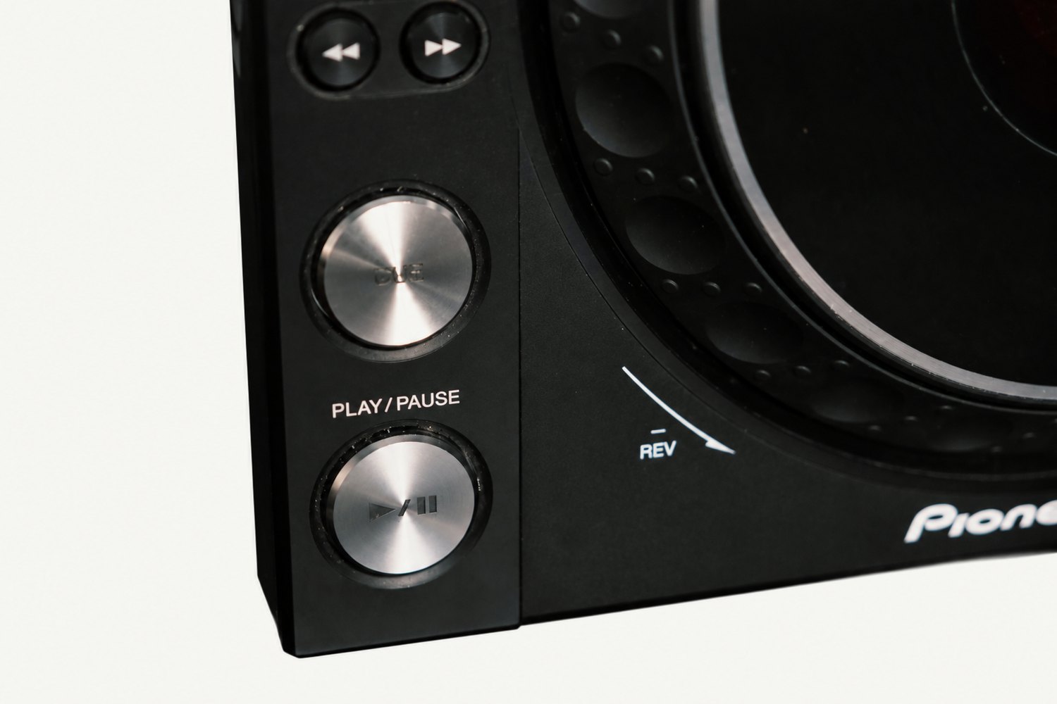 Primer plano de los botones Cue y Play/Pause del XDJ-1000MK2, junto al borde del jog wheel